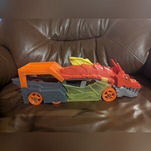 Hot Wheels City Dragon Launch Transporter, Spits Cars From Its Mouth